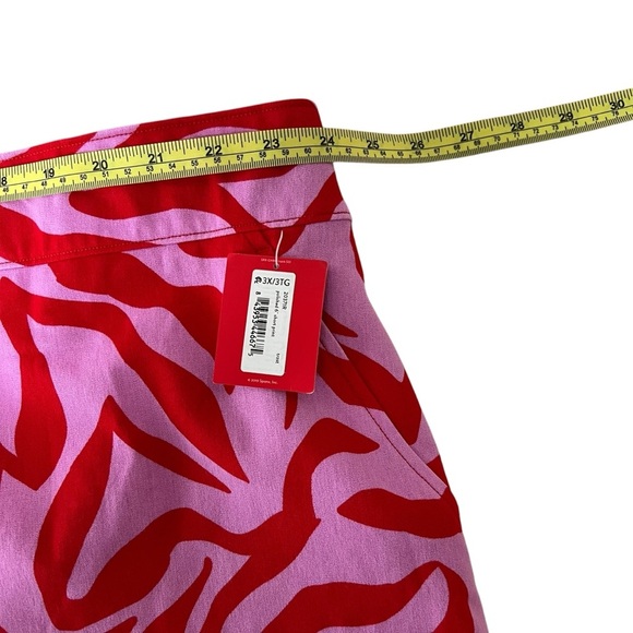 Spanx 3X Polished On The Go 6" Short in True Red Zebra Stripe Animal Print NWT - Picture 10 of 16